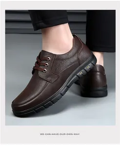 Détail rapproché de chaussures de travail en cuir marron avec semelles robustes