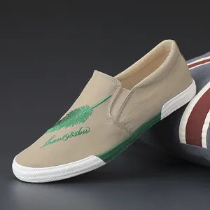 Heren slip-on canvas schoenen kaki met groene veerborduring en rubberen zool