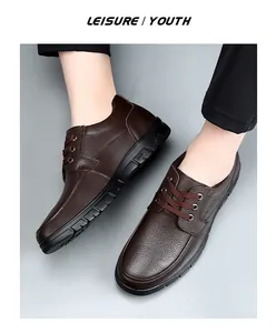 Vue macro de la texture du cuir marron et des coutures des chaussures de travail