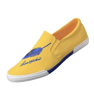 Modieuze gele canvas slip-on herenschoenen met blauwe details van veren borduursels