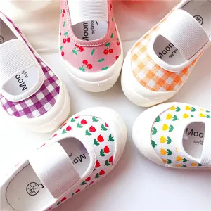 Zapatos de lona para niña con bonitos diseños de flores y cuadros con suela blanda.