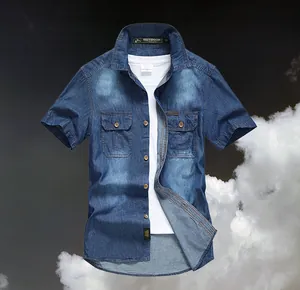 Vista detallada de la camisa vaquera azul de hombre con lavado vintage y bolsillos