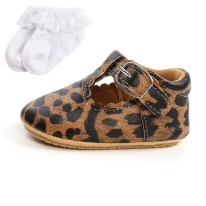 Scarpe da passeggio per neonati leopardate con calzini bianchi con ruches in pizzo