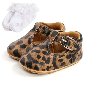 Dettaglio scarpine neonata leopardate con calzini bianchi con pizzo e volant.