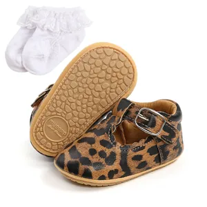 Scarpe da neonata leopardate con suola in gomma e calzini in pizzo bianchi
