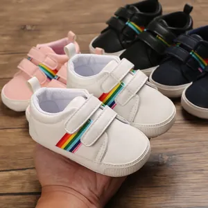 Vue détaillée de chaussures de marche pour bébé avec rayures arc-en-ciel colorées