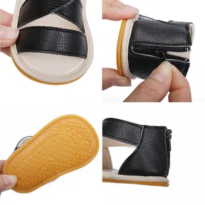 Détails de sandales pour bébé avec fermeture éclair au talon et semelle antidérapante.