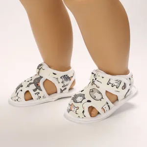 Primer plano de sandalias para bebé con dibujos animados y cierre de velcro suave
