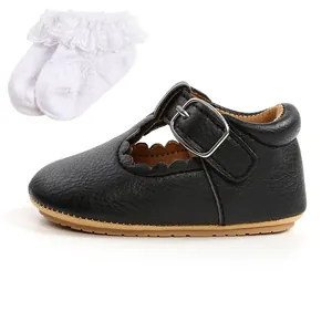 Dettaglio delle scarpe Mary Jane nere per neonati abbinate a calzini bianchi con volant