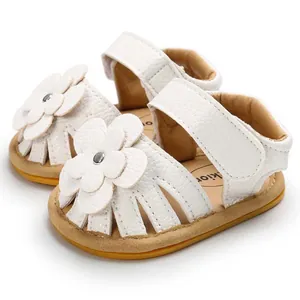 Élégantes sandales blanches pour bébés avec fleurs et semelle antidérapante