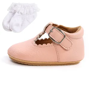 Eleganti scarpe da principessa per neonata in pelle rosa con calzini in pizzo coordinati