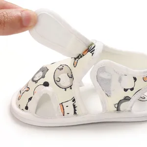 Detalle del práctico cierre de velcro en estas sandalias suaves con dibujos para bebé.