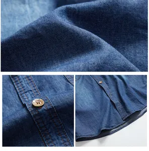 Primer plano de la textura de tela vaquera premium y detalles de costura en camisa de hombre