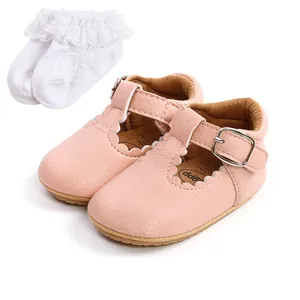 Set di scarpe primi passi rosa stile principessa e calzini bianchi con pizzo e ruches