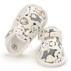 Primer plano de sandalias para bebé con estampado animal, suela blanda y velcro