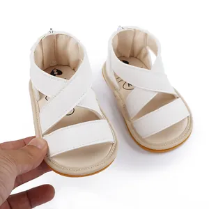 Vue détaillée de sandales blanches pour bébé avec semelles souples en caoutchouc