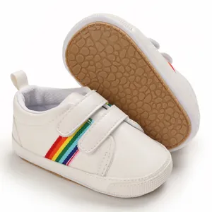 Chaussures de marche blanches pour bébé avec de jolies rayures arc-en-ciel colorées