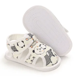 Primer plano de sandalias para bebé con suela blanda, dibujos animados y velcro.