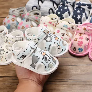 Vista detallada de varias sandalias para bebé con suelas blandas y cierres de velcro velcro