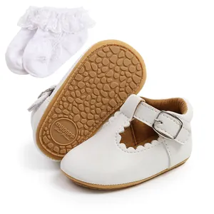 Scarpe bianche da principessa per neonati con suola in gomma e calzini di pizzo abbinati