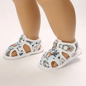 Primer plano de sandalias de bebé con estampados de animales y cierre de velcro