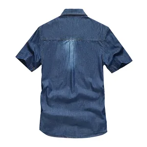 Vista trasera de una camisa vaquera clásica de manga corta para hombre en azul oscuro