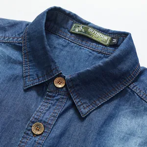Primer plano del cuello de una camisa vaquera azul para hombre con botones