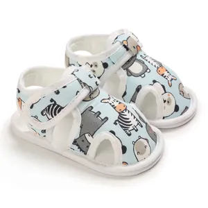 Detalle de sandalias para bebé en azul claro con estampados de animales y cierre de velcro