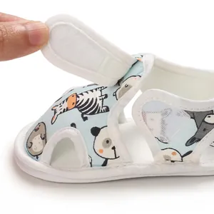 Primer plano de sandalias para bebé con un práctico cierre de velcro ajustable y suave