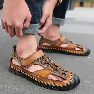 Detail van bruine outdoor sandalen voor heren met ademend mesh en een geweven zool afwerking.