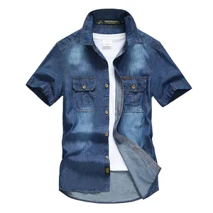 Camisa vaquera clásica de manga corta para hombre con bolsillos de solapa en el pecho.