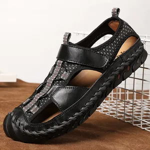 Detalle lateral de sandalias negras para hombre con costuras resistentes de malla y cuero