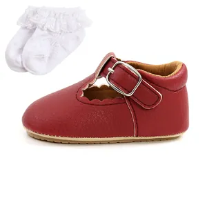 Scarpe da principessa in pelle rossa per neonata con calzini bianchi con pizzo coordinati