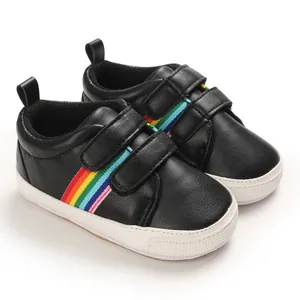 Chaussures bébé marche noires avec rayures arc-en-ciel et semelles souples, 3-12 mois.