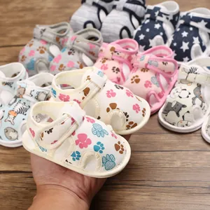 Vista detallada de sandalias para bebé con suela blanda y velcro para niños pequeños.