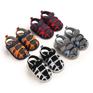 Sandali estivi traspiranti per bambini con suole morbide in diverse varianti di colore