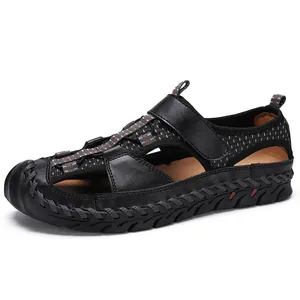 Detail van zwarte lederen outdoor sandalen voor heren voor zomerse strandactiviteiten.