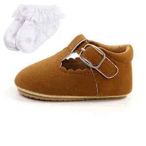Set di scarpe primi passi Mary Jane marroni in pelle scamosciata e calzini con pizzo