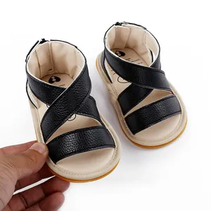 Détail de sandales respirantes pour bébé garçon avec design croisé et semelle souple