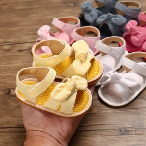Primer plano de sandalias de malla para bebé con lazo y velcro en varios colores
