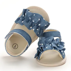 Λεπτομερής άποψη χαριτωμένων μπλε τζιν βρεφικών σανδαλιών με αστέρια και βολάν
