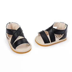 Vue détaillée des sandales bébé noires à brides croisées et semelles gomme