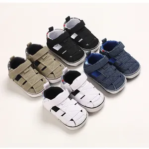 Vista dettagliata delle scarpe estive per neonati con suola in stoffa in quattro colori