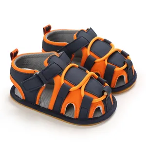 Visualizzazione dettagliata dei sandali estivi per neonati blu navy e arancio con suola