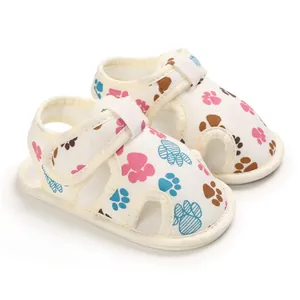Sandalias suaves para bebé con estampados de patas de colores y cierre de velcro
