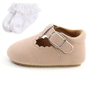 Dettaglio scarpe da principessa per neonata con calzini bianchi con volant set