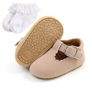 Eleganti scarpe da principessa rosa per neonata con suola in gomma e calzini bianchi