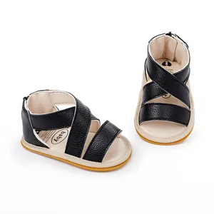 Vue détaillée des sandales de marche noires pour bébé avec brides croisées texturées.