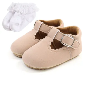 Vista dettagliata del set scarpe da principessa per neonata e calzini con pizzo.