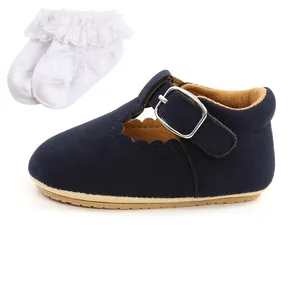 Set scarpine da principessa neonata blu navy con calzini bianchi con volant in pizzo.